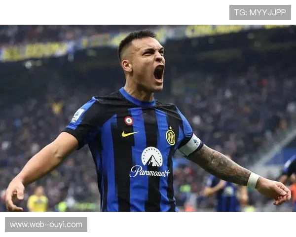 国际米兰球迷客场高歌助威,劳塔罗进球后举队长袖标致敬 国际米兰球迷客场高歌助威,劳塔罗进球后举队长袖标致敬