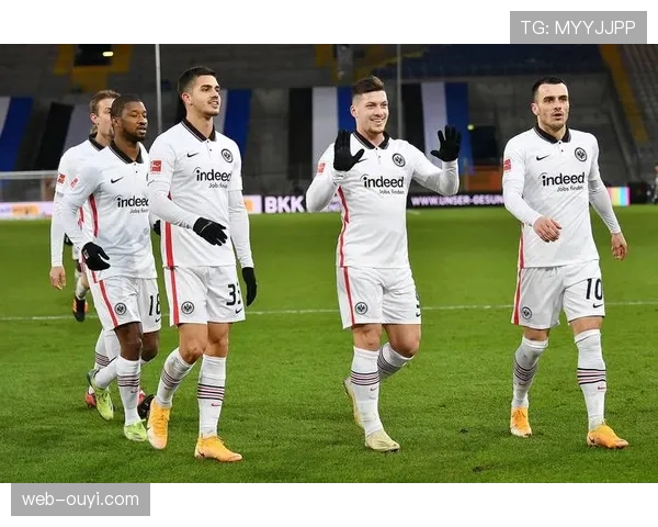 现场直击：法兰克福与沃尔夫斯堡对攻，半场已完成超过20次射门