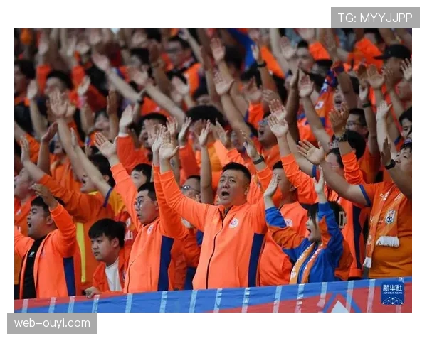 【2026年4月中超联赛·赛中·特写大雨中，山东泰山球迷始终高歌，助威声未停歇