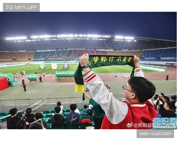 球迷现场助威创意十足，季后赛氛围提前预热